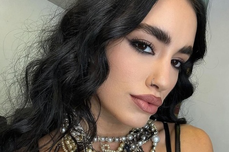 Golpearon a una chica en el tren por vestir una remera de Lali Espósito