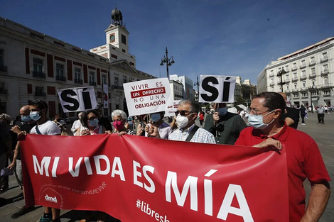 Autorizan el pedido de eutanasia a una joven, pero su padre lo frena