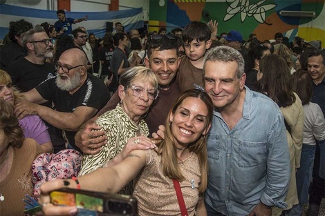 Agustín Rossi con militantes en la ciudad.
