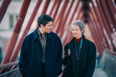 François Civil y Charlotte Rampling en "Dos pianos", de Arnaud Desplechin