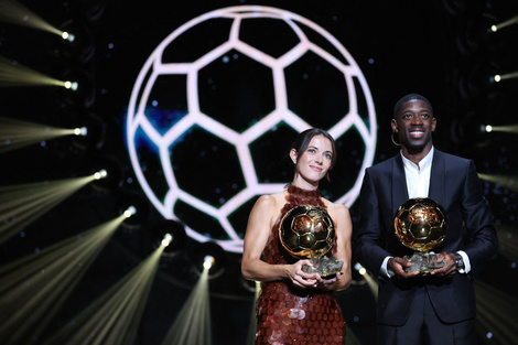 Aitana Bonmatí y Ousmane Dembélé con sus respectivos Balones. (Fuente: AFP)