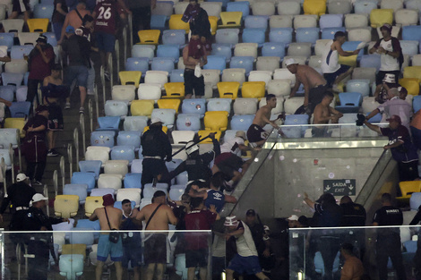 Los hinchas de Lanús también fueron apaleados en Brasil 