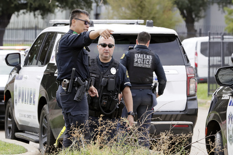 Un francotirador atacó un centro de detención de inmigrantes en Dallas
