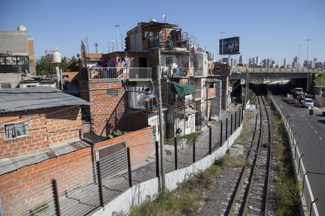 "No sé cuándo una bala perdida me puede matar": vivir entre narcos en el barrio 31