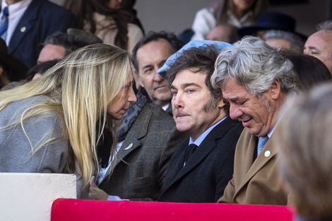 Javier y Karina Milei en la Rural junto al titular de la SRA, Nicolás Pino. 