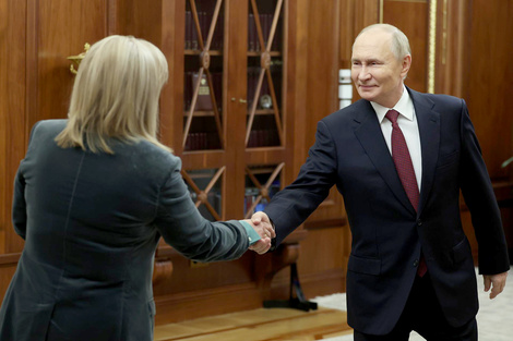 Vladimir Putin se reunió en Moscú con la presidenta de la Comisión Electoral Central, Ella Pamfilova (Fuente: EFE)
