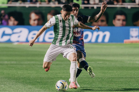 Cristian Tarragona presiona al pibe Santiago Esquivel.