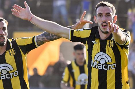 Diego Crego festeja el segundo gol de Madryn. Lleva cinco en el torneo.
