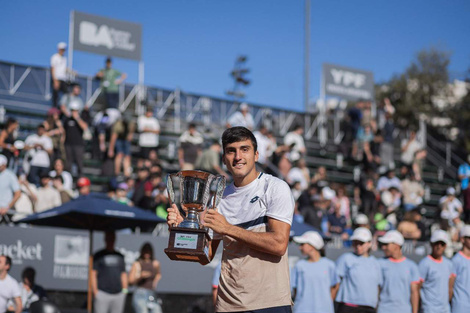 Burruchaga con el trofeo en la cancha central del Racket Club