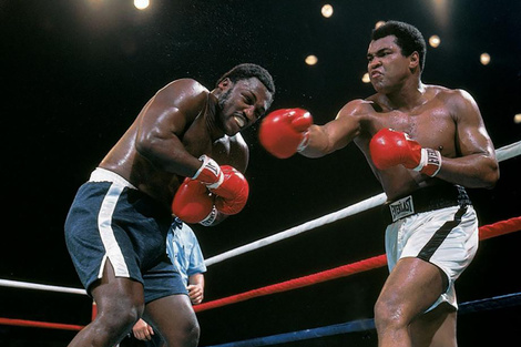 Derechazo tremendo de Alí sobre el rostro de Frazier