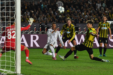 Mbappé define en uno de sus goles