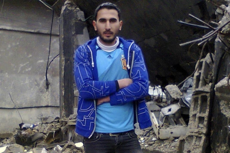 Ali Ibrahim frente a un edificio en ruinas en Gaza