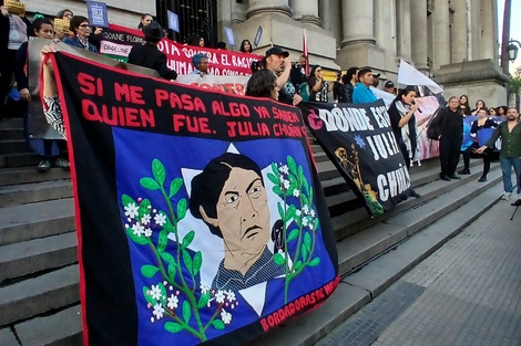 Familiares, compañeras y compañeros de Julia Chuñil reclamaron justicia en las escalinatas del tribunal chileno.
