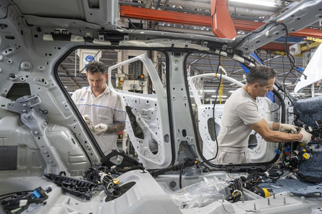 En agosto cayó la producción de autos en el interanual.