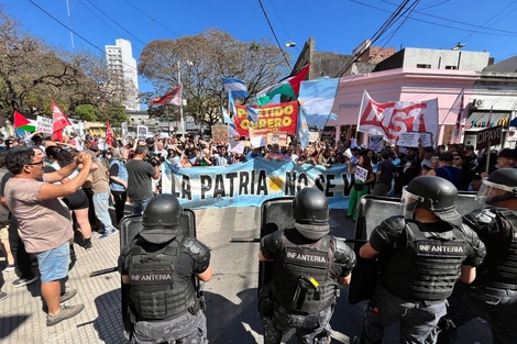 Milei pasó fugazmente ante el ruido de las protestas