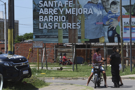Habitantes de barrios populares son permanentemente controlados por la policía.