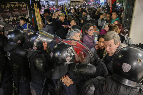 Los cordones policiales cercaron a los manifestantes críticos.