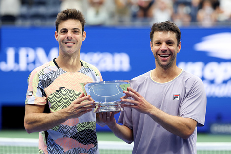 Marcel Granollers y Horacio Zeballos alzando el trofeo del US Open 2025.