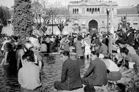 El 17 de octubre de 1945 y una imagen icónica del peronismo, retomada por Favio.  (Fuente: Archivo)
