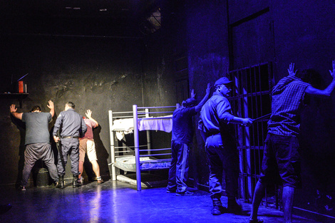 "El teatro puede abrir grietas en los muros"