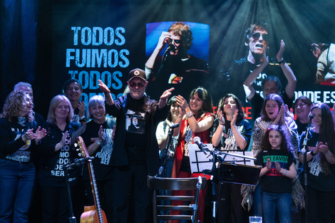 "Acá estamos hermanados en la solidaridad", señaló León, siempre bien rodeado