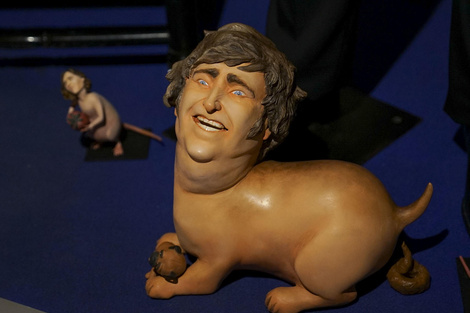 Javier Milei, perro faldero de Donald Trump: las creativas esculturas de un artista chileno