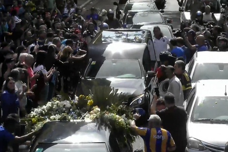 Miguel Angel Russo fue despedido con honores por miles de personas