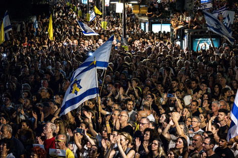 Cientos de personas acudieron el domingo a la Plaza de los Rehenes de Tel Aviv a la espera del rertorno de los rehenes 