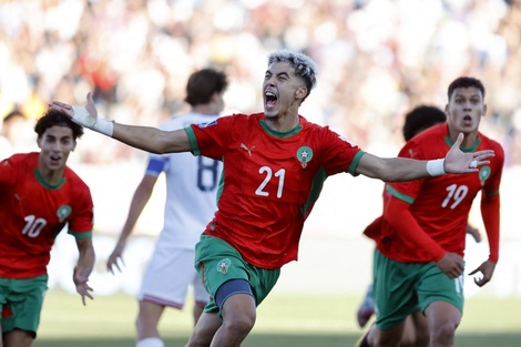 Gessime Yassine festeja el 3-1 marroquí. Lo sufre Benjamín Cremaschi, capitán yanqui. 