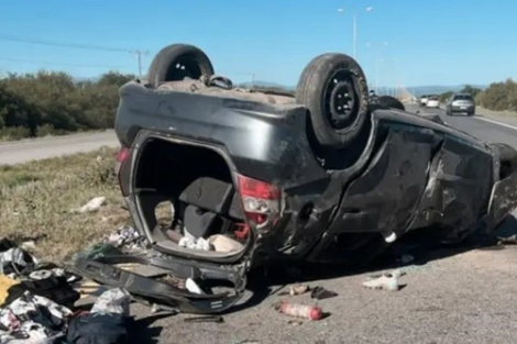 Volvían de ver el ascenso de Gimnasia de Mendoza a Primera, chocaron con un poste y volcaron