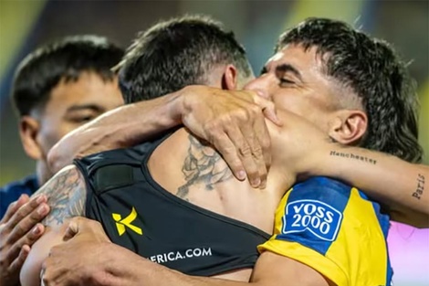 Angel Di María se abraza con Malcorra, dos de los jugadores clave para el gran presente de Central. (Fuente: Archivo)