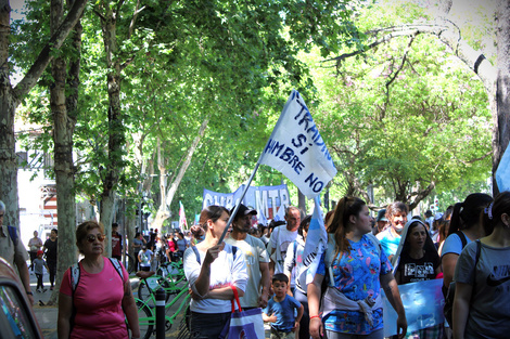 Organiaciones y gremios juntos, ayer en la plaza San Martín.
