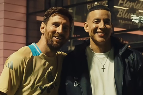 Messi posa junto al cantante Daddy Yankee