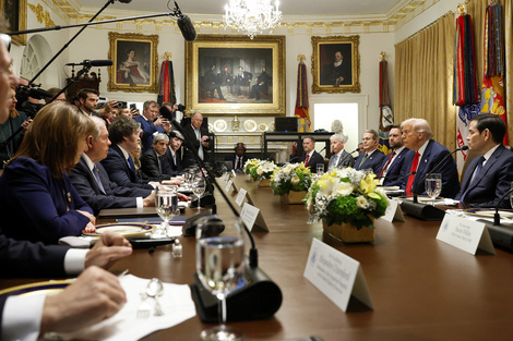 Milei y su comitiva, frente a Trump antes del almuerzo en la Casa Blanca. Los anuncios se hacen esperar