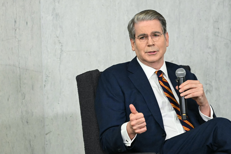 Scott Bessent, secretario del Tesoro de Estados Unidos, confirmó la compra de pesos argentinos y adelantó una nueva línea de financiamiento para el gobierno de Javier Milei.