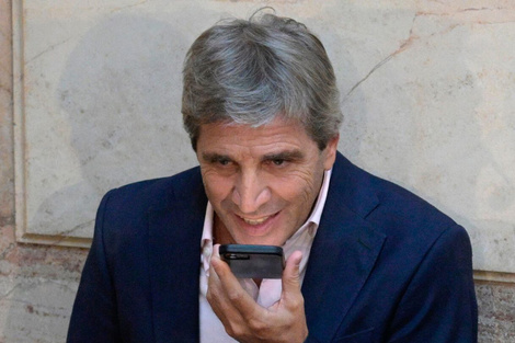 El ministro Caputo pide confianza a los inversores pero tiene la plata en el exterior.