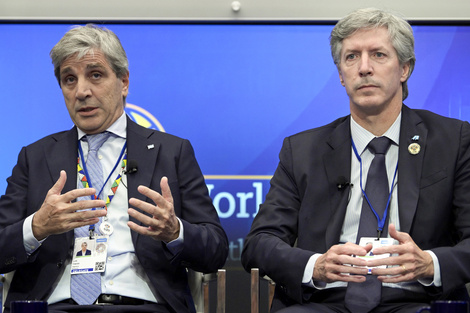 Luis Caputo y Santiago Bausili, en un evento del JP Morgan. (Fuente: EFE)