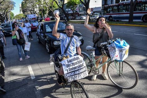 Una gran cantidad de autos y camionetas se congregaron desde las 14:30 en uno de los costados de la Plaza de los Dos Congresos.