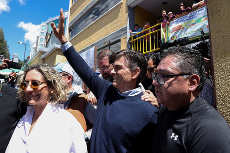 Rodrigo Paz saluda a sus seguidores este domingo luego de emitir el voto en La Paz (Fuente: EFE)