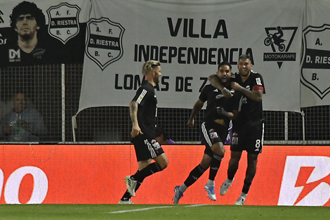 Insúa y Céliz festejan con el goleador Herrera