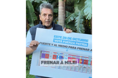 Sergio Massa con la boleta única que se utilizará el domingo.