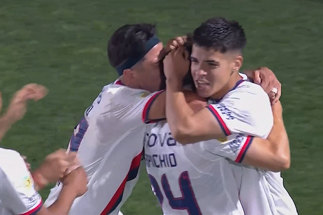 Tripichio, que convirtió su primer gol en el Ciclón, es abrazado por sus compañeros
