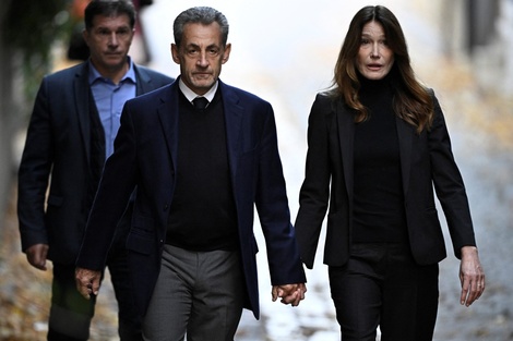 Nicolás Sarkozy salió de su casa rumbo a la cárcel junto a su esposa Carla Bruni. (Fuente: AFP)