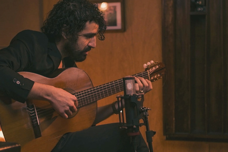 Cicerchia se apropia del error repetido para crear el sonido de su guitarra. 