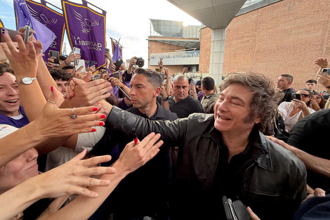 Milei habló con un pequeño megáfono en mano que casi no amplificaba su voz. (Fuente: NA)