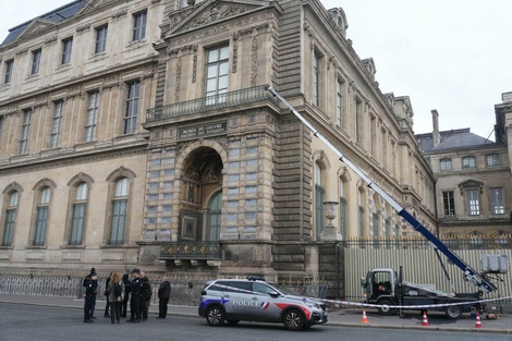 Robo al Museo del Louvre: difunden un video del escape de los ladrones con las joyas