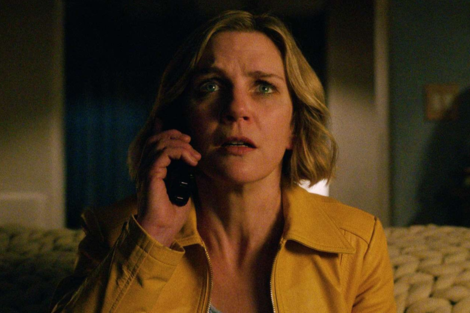 "Pluribus" presenta su primer tráiler completo: Rhea Seehorn desafía un mundo de felicidad simulada