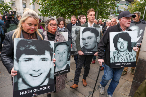 El veredicto causó indignación entre los familiares de las víctimas en el ingreso del Tribunal de Belfast (Fuente: AFP)
