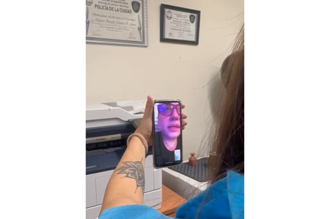 La joven, en el momento de hacer el video.