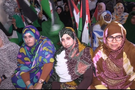 Las mujeres saharauis son fundamentales en la resistencia, tanto en el frente de batalla como en la retaguardia, organizando la vida en los campamentos de refugiados y defendiendo pacíficamente sus derechos en los territorios ocupados. (Fuente: Gentileza)